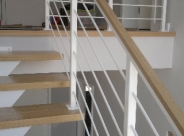 schody malowane proszkowo białe